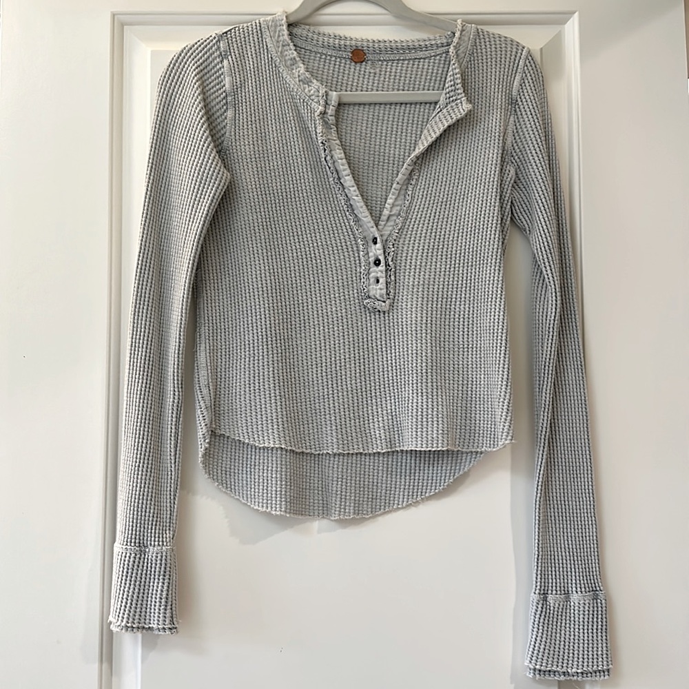 FREE PEOPLE KNIT COLT THERMAL LONG SLEEVE TOP SIZE MEDIUM IN LIGHT BLUE